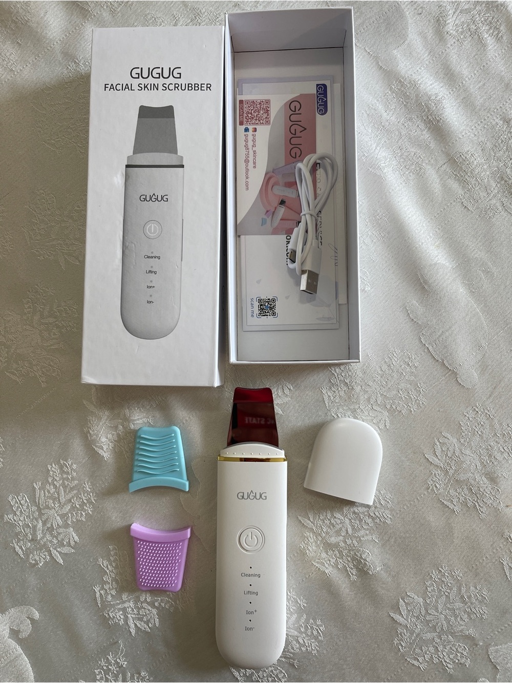 White Facial Skin Scrubber with Colorful Silicone Guards
